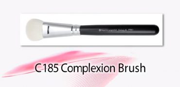 Cum aplici produsele cosmetice de tip pudră folosind pensula C185 S.I.L.K Complexion
